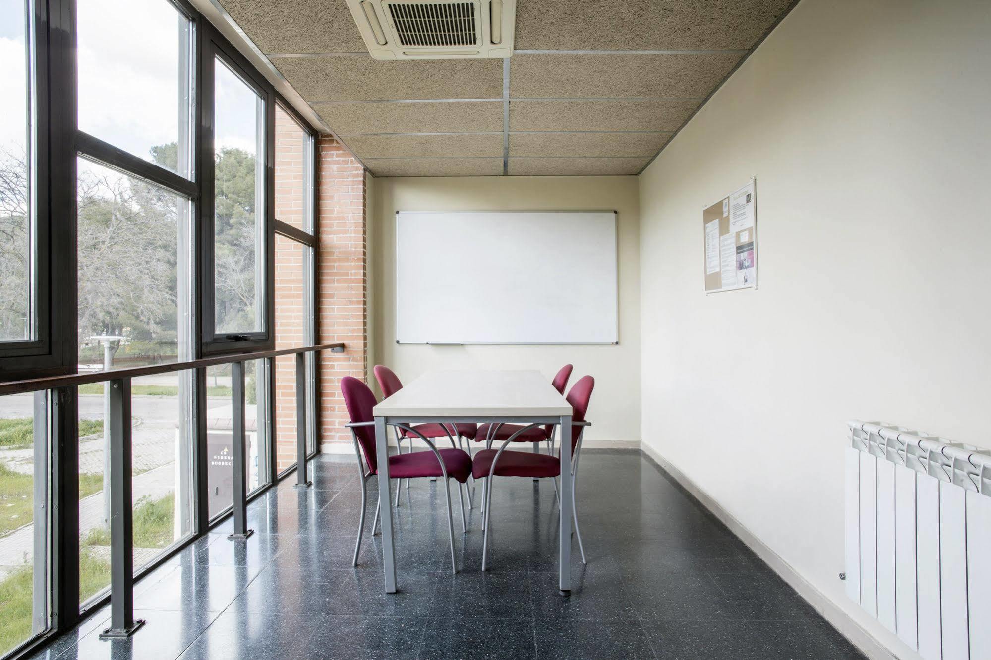 Residencia Universitaria Resa Giner De Los Rios Alcala de Henares Exterior photo